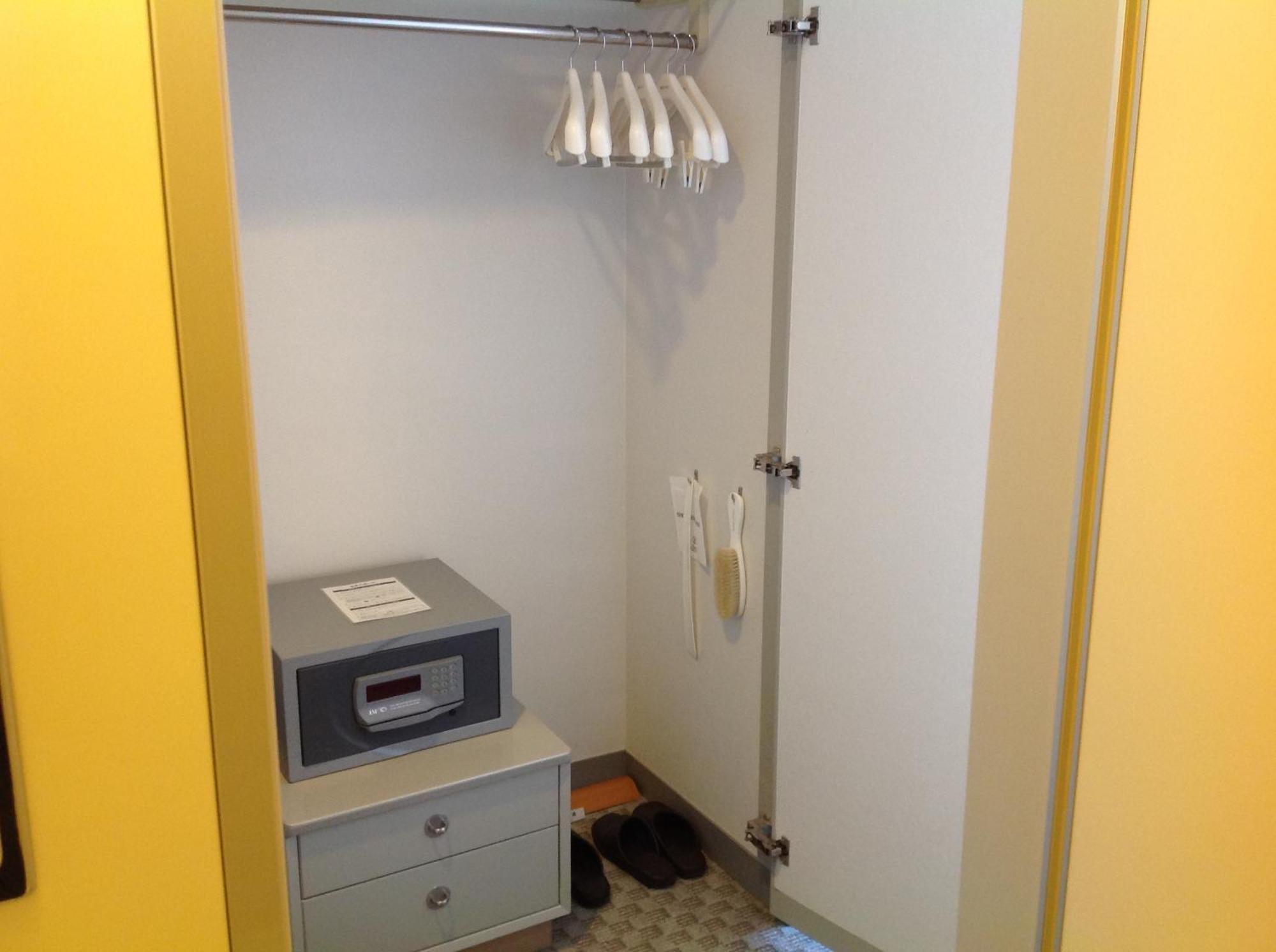 Shin Furano Prince Hotel Pokój zdjęcie A safe in a hotel room