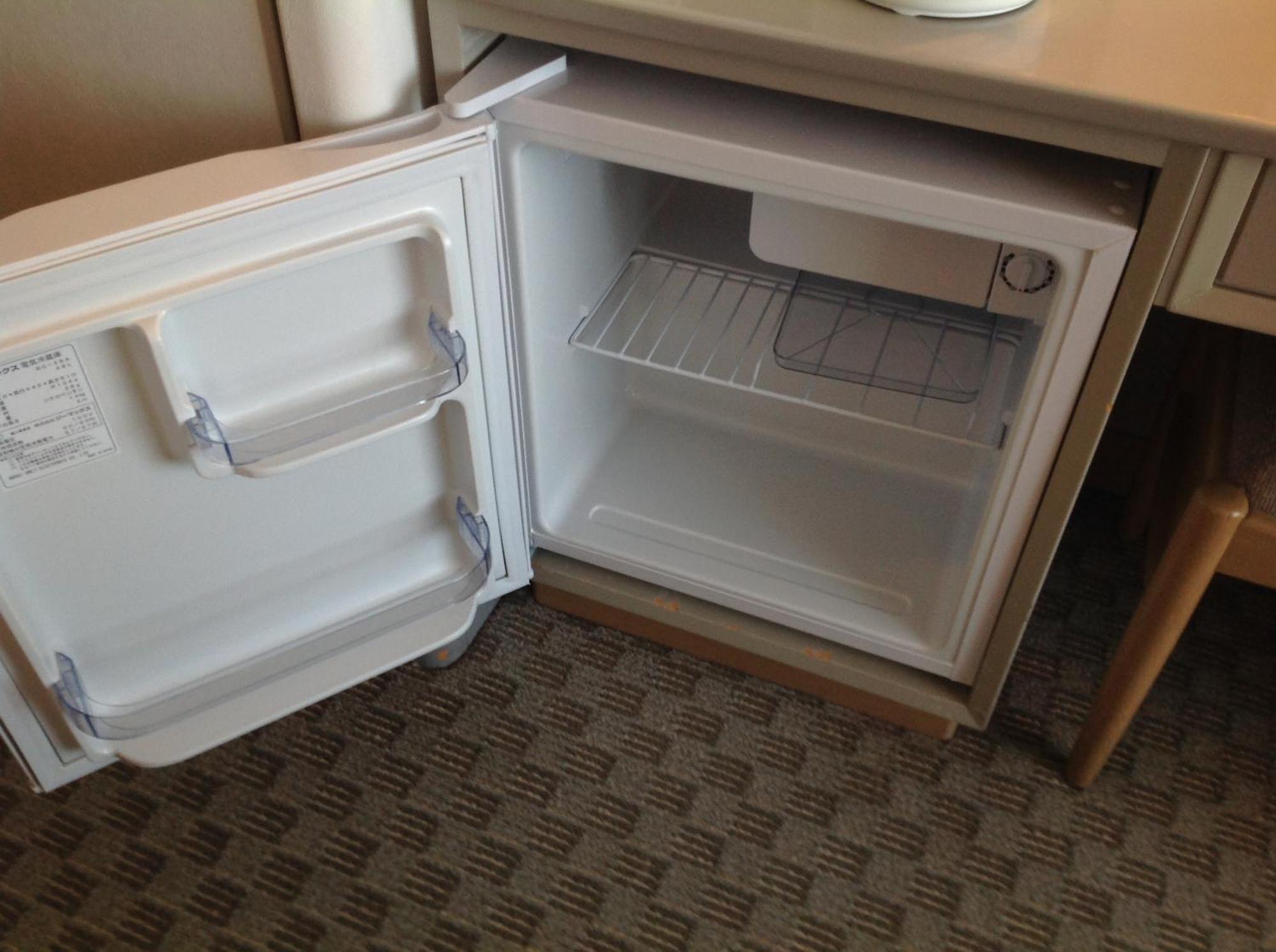 Shin Furano Prince Hotel Pokój zdjęcie A mini-fridge in a hotel room