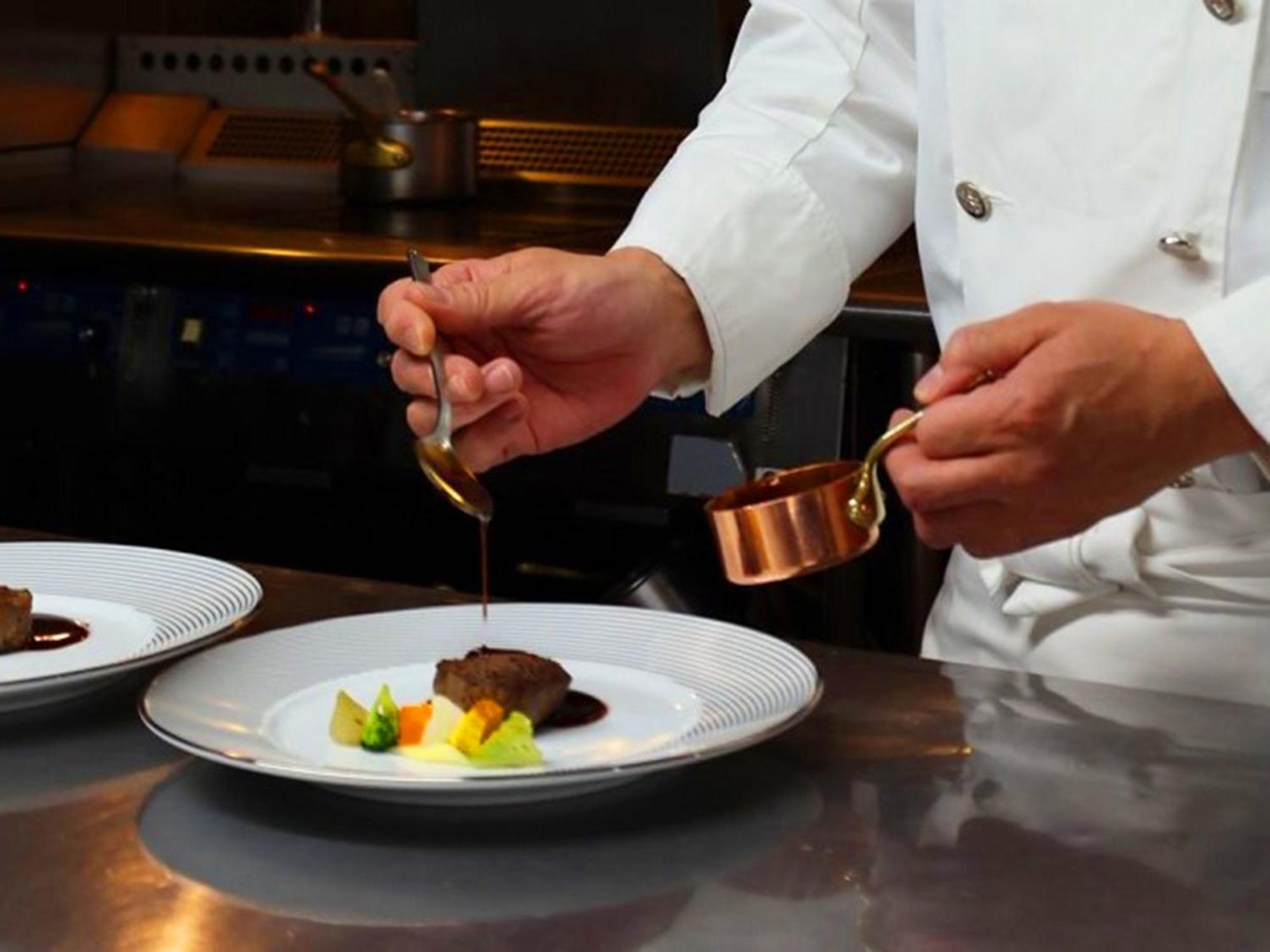 Shin Furano Prince Hotel Zewnętrze zdjęcie A chef plating a dish