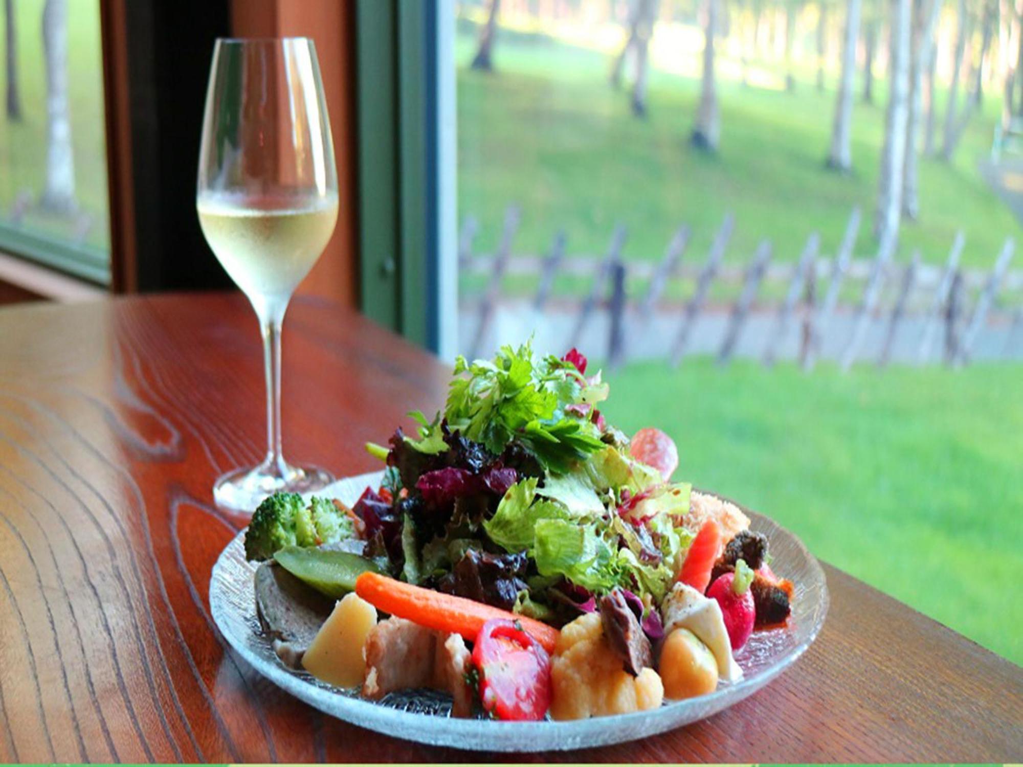 Shin Furano Prince Hotel Zewnętrze zdjęcie A salad with a glass of wine