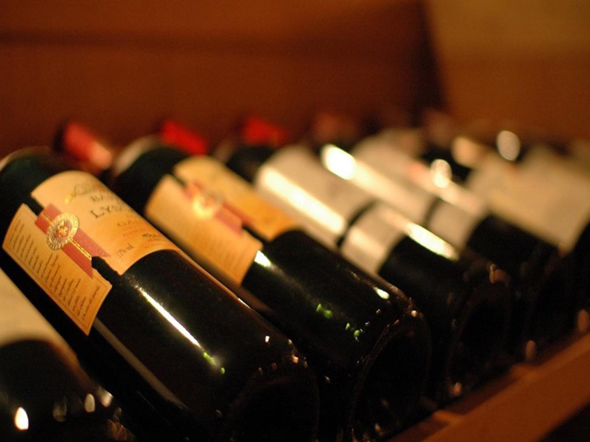 Shin Furano Prince Hotel Zewnętrze zdjęcie Wine bottles